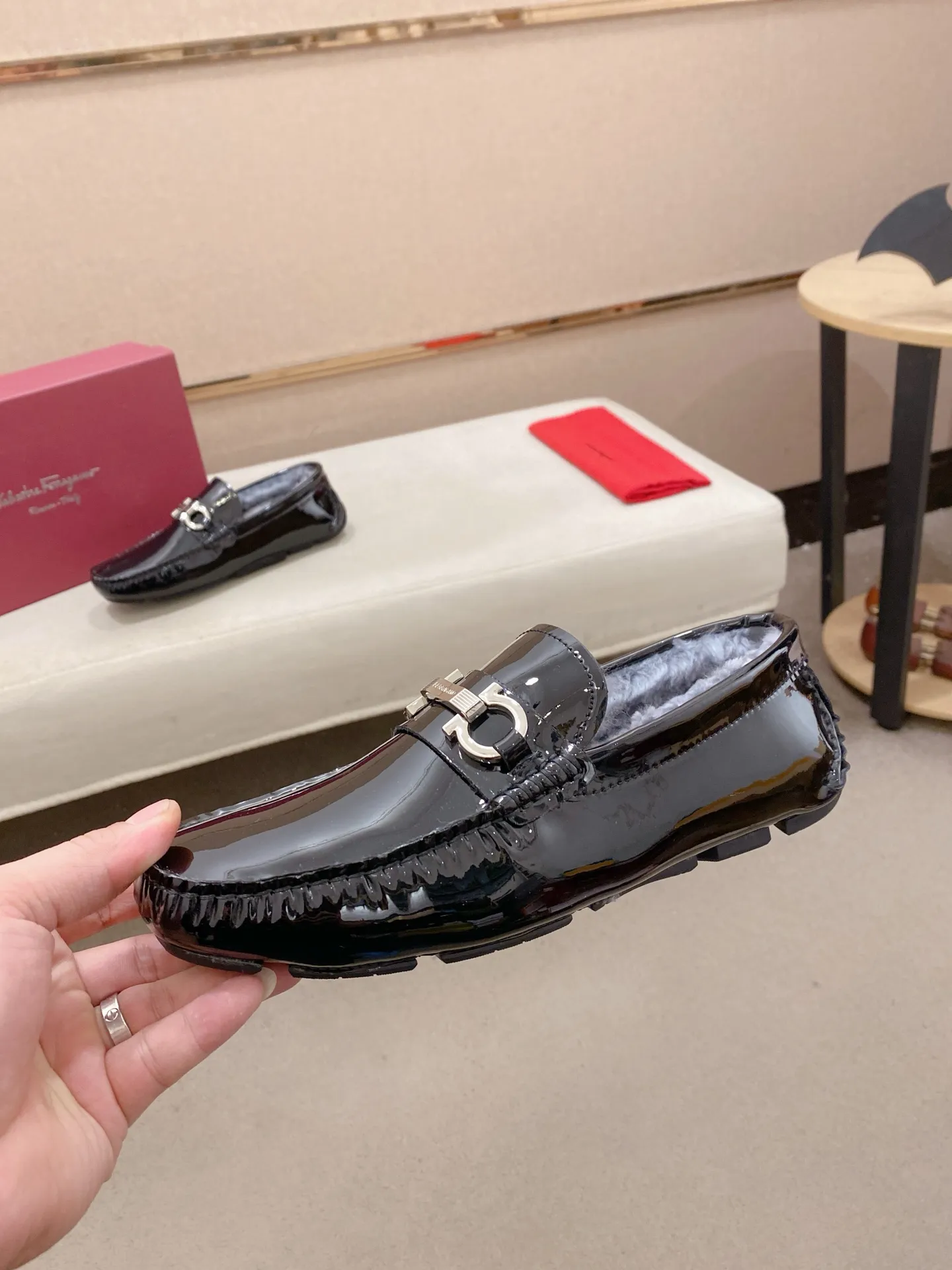Factory price: 540💰High-end quality! Ferragamo🆕🆕Exclusive hot-selling products in stock🔥🔥New products on the shelves, high-quality Ferragamo men's pea shoes, high-end casual driving shoes, with complete packaging! 💪 💪 Material: imported first-layer cowhide 🐂 + imported high-quality wool lining + wear-resistant outsole 👍🏻👍🏻 Features: high-end and comfortable, purely handmade 🚀 🚀 Create the perfect shoes that suit you best 🔥 🔥 Size: (38-44) 45 standard size can be customized!